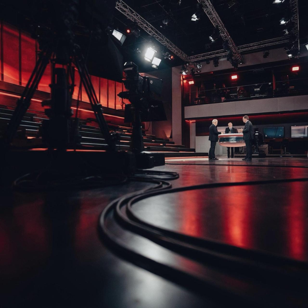 TV-Studio mit Kamerakran und Lichtaufbau